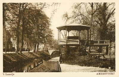 12828 Gezicht op de muziektent van de Sociëteit Amicitia in het Plantsoen-Zuid te Amersfoort uit het oosten; met links ...